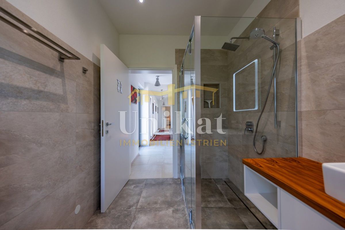 Luksuzna hiša z garažo v kleti - 3 km do morja